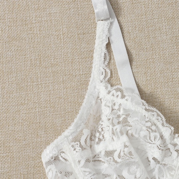 White lace bra - Picture 3 of 5
